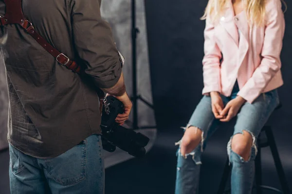 Mladý muž s fotoaparátem a dívka vede rozhovor — Stock fotografie