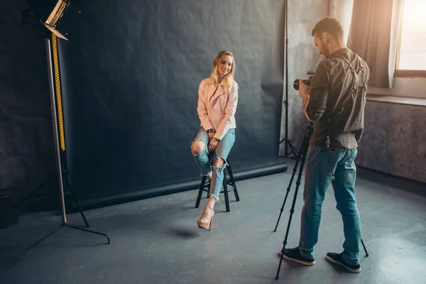 Jovem menina ambiciosa ter uma sessão de fotos importante — Fotografia de Stock