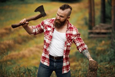 Oduncu gömlekle odun kesiyor, patates kızartması dökülüyor.