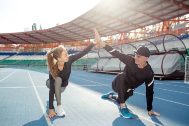 İki neşeli genç yarışmadan önce birbirlerine iyi şanslar diler.