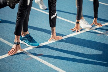 Sporcular başlama işaretini bekliyor.