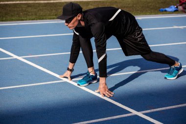 Genç hırslı sporcu koşuya hazır.