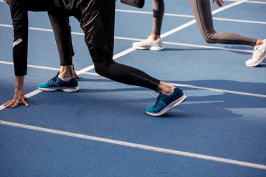 Yan görüş fotoğrafını kapat. Sporcular kısa koşuya katılacaklar.