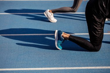 kas koşucuları başlangıç pozisyonunda