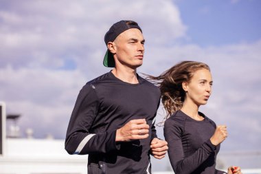 Açık havada gençlik eğitimi. kenar görünümü resmi kapat