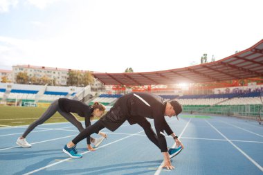 Yan görüntü fotoğrafı. Genç sporcular derin hamleler yapıyor..