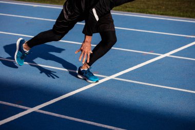 Genç dişi başlangıç pozisyonundan koşmaya başlıyor