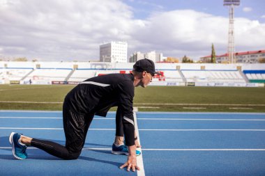 Adam arenada başlangıç çizgisinde duruyor.