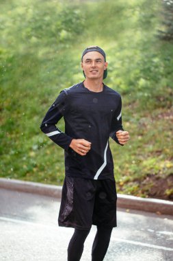 Adam dışarı koşuyor. Fotoğrafı kapat. Spor, boş zaman, hobi