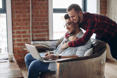 Ofis masasında çalışan eşcinsel ortaklar, ilişkiler ve iş konsepti