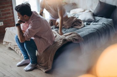 Evde eşcinsel bir çift, özel hayatın mahrem anları, eşcinsel partnerler.