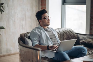 Tıraşsız Hippi Laptop Modern İç Tasarım Çatı katı Ofisi.