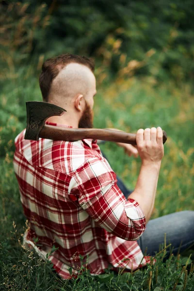 Skogshuggare sitter i skogen och vilar efter hårt arbete — Stockfoto