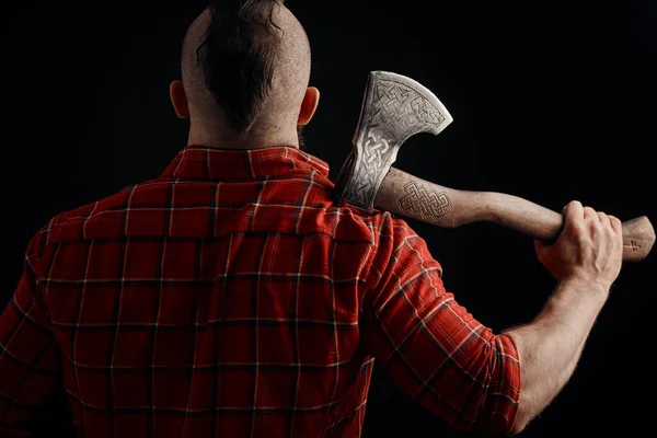 Vista posteriore dell'uomo barbuto con ascia sulla spalla in studio — Foto Stock