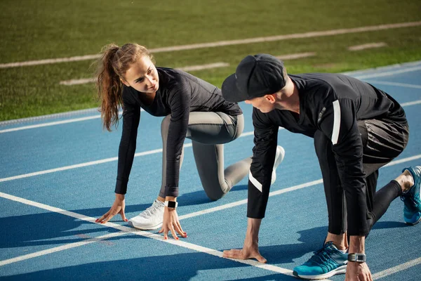 Fit man and woman chatting before the race — Stock Photo, Image