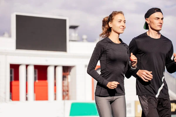 Concepto de deporte y fitness. los equipos de trabajo — Foto de Stock