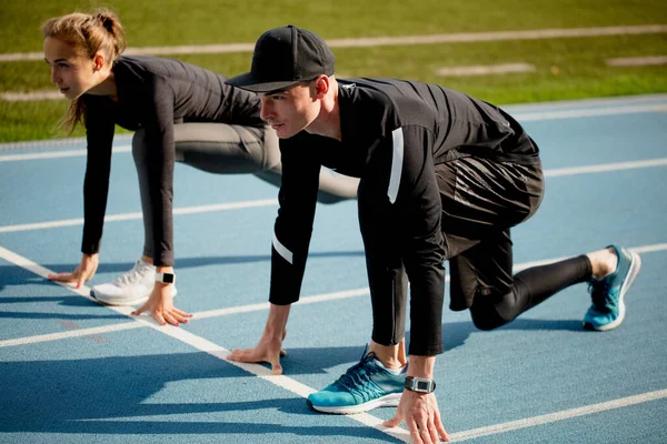 Jóvenes personas en forma ambiciosa se concentran en la carrera —  Fotos de Stock