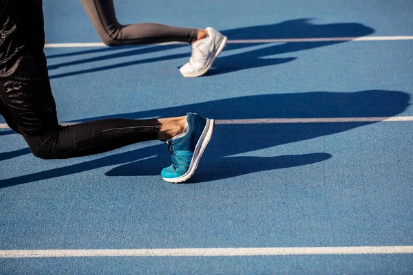 Grupp av löpare tävlar i loppet på kustvägen. Dimsyn — Stockfoto