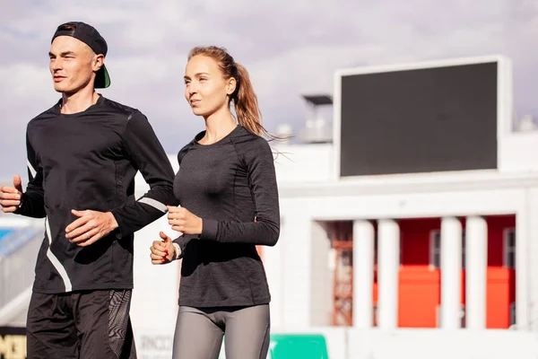 Actividad, energía, concepto de salud. pareja es aficionado a correr — Foto de Stock