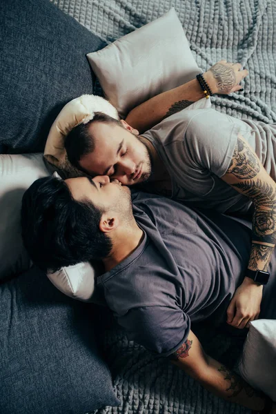 Позитивный восторг от нетрадиционной пары, которая спит вместе — стоковое фото