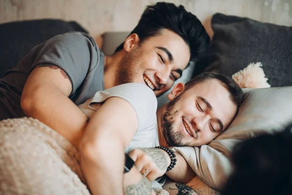 Positivo encantado pareja no tradicional durmiendo juntos —  Fotos de Stock