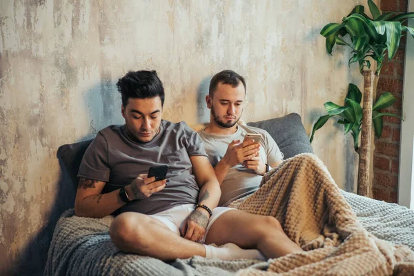 Feliz gay pareja tomando selfie en cama en casa — Foto de Stock