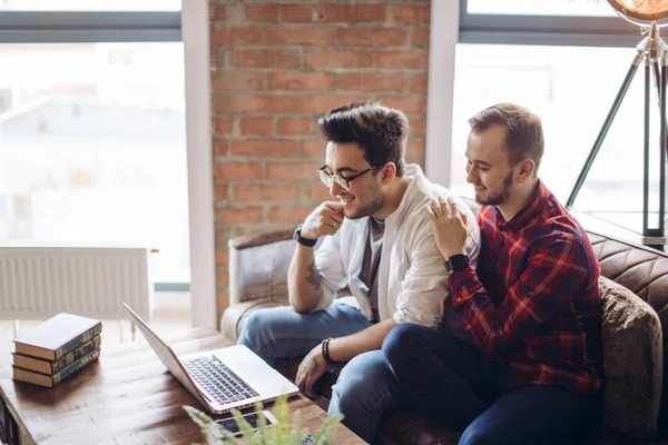 Homoseksuele partners werkzaam aan bureau, relaties en bedrijfsconcept — Stockfoto