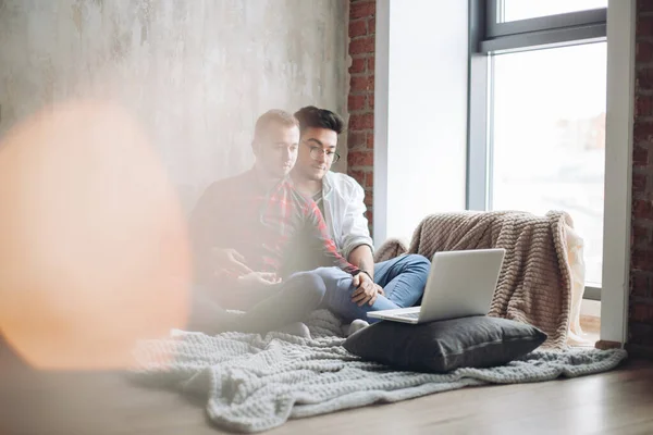 Homoseksuele partners werkzaam aan bureau, relaties en bedrijfsconcept — Stockfoto