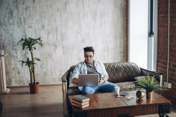 Ongeschoren Hipster aan het werk Laptop modern interieur loft kantoor. — Stockfoto