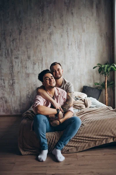 Casal gay em casa, momentos íntimos da vida privada - Parceiros homossexuais — Fotografia de Stock