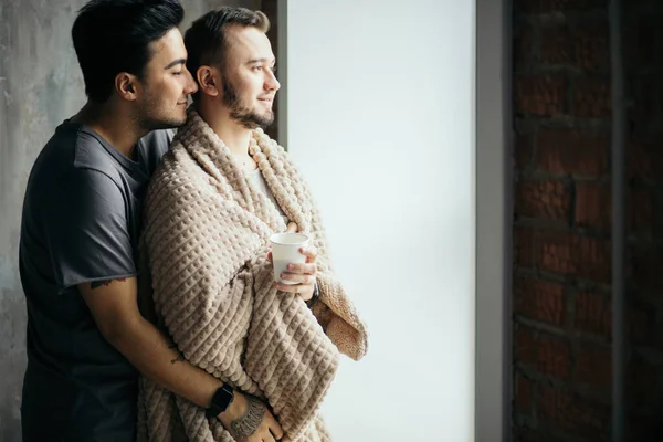 Dois caras homossexuais bonitos enquanto estava perto da janela — Fotografia de Stock