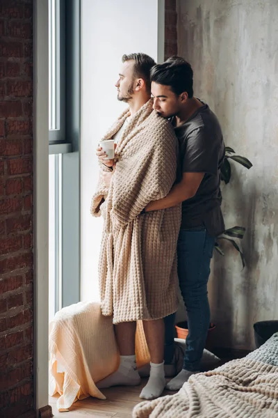 Δύο όμορφοι ομοφυλόφιλοι ενώ στέκονται κοντά στο παράθυρο — Φωτογραφία Αρχείου