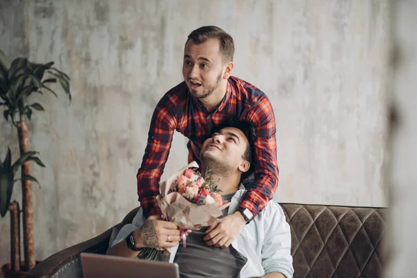 Uomo homo romantico che presenta fiori al suo amato partner, San Valentino — Foto Stock