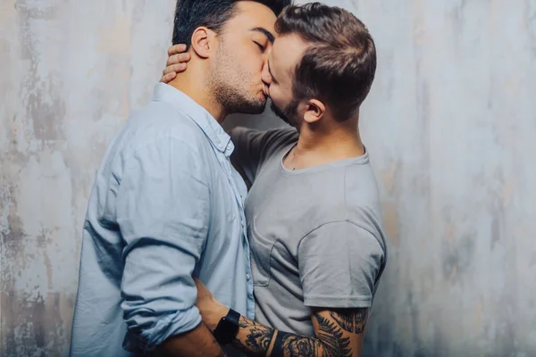 Gay casal desfrutar juntos dentro de casa, beijar cada outros — Fotografia de Stock