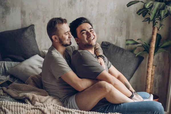 Due sexy caucasico gay ragazzi abbracciare e avendo divertente in letto al coperto — Foto Stock