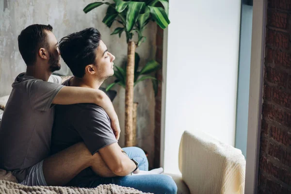 Dos sexy caucásico gay chicos abrazo y tener divertido en cama en interior —  Fotos de Stock