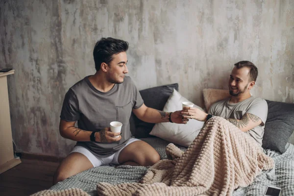 Le matin parfait commence avec l'amant et le café au lit. Deux mecs au lit. — Photo