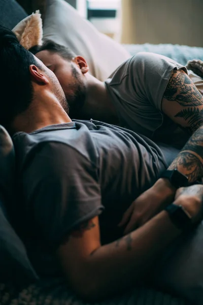 Positive delighted non-traditional couple sleeping together — Stock Photo, Image
