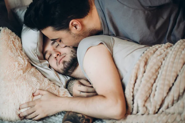 Homoseksualna para na łóżku w studio z wnętrzem poddasza — Zdjęcie stockowe