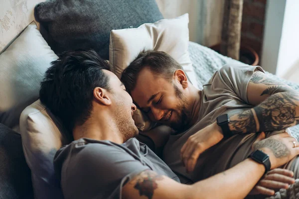 Una pareja homosexual en la cama en el estudio con loft interior —  Fotos de Stock