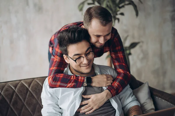 Uomo sorprendente il suo fidanzato con un regalo — Foto Stock