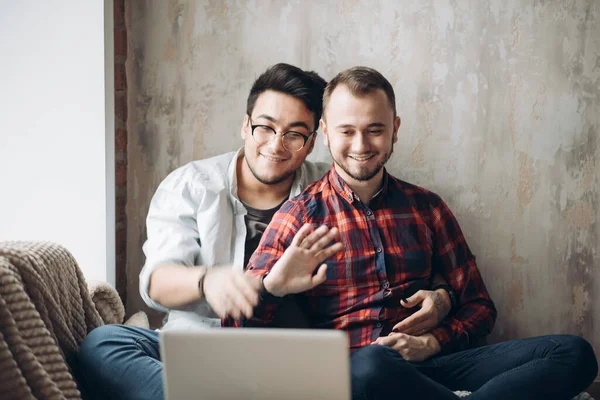 Europees gay man paar besteden tijd samen drinken koffie en kijken laptop — Stockfoto