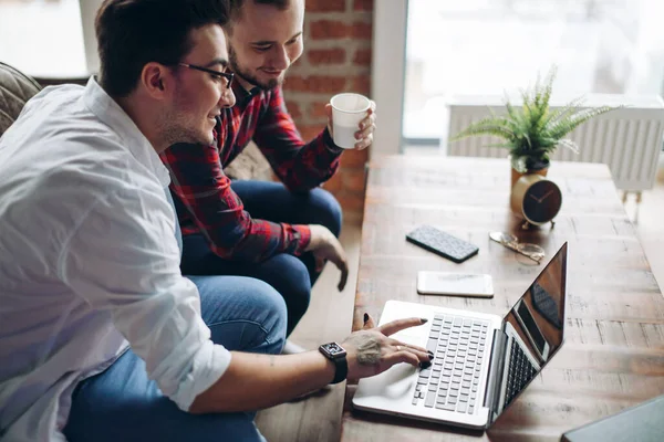 Homoseksuele partners werkzaam aan bureau, relaties en bedrijfsconcept — Stockfoto