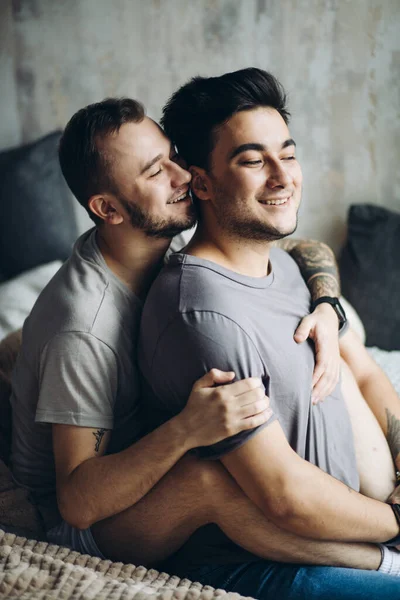 Två sexiga kaukasiska gaykillar som kramas och har kul i sängen inomhus — Stockfoto