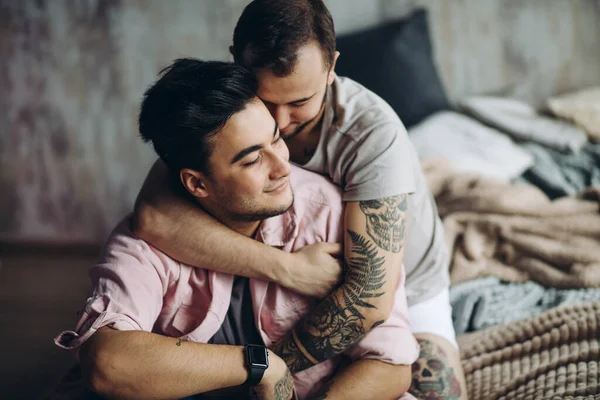 Gay pár doma, intimní chvíle soukromého života - Homosexuální partneři — Stock fotografie