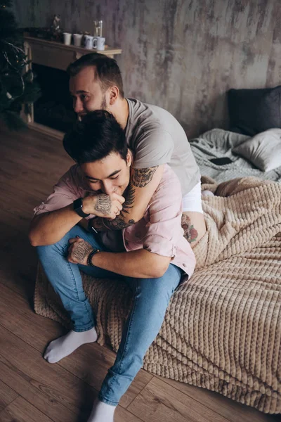 Gay paar thuis, intieme momenten van prive - homoseksuele partners — Stockfoto