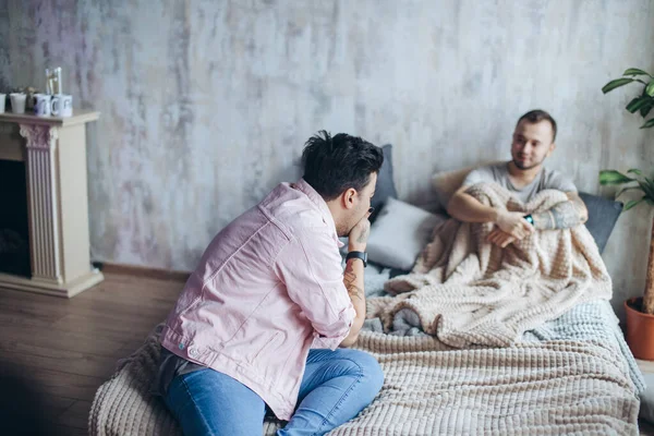 Meleg pár otthon, intim pillanatok a magánéletben - Homoszexuális partnerek — Stock Fotó