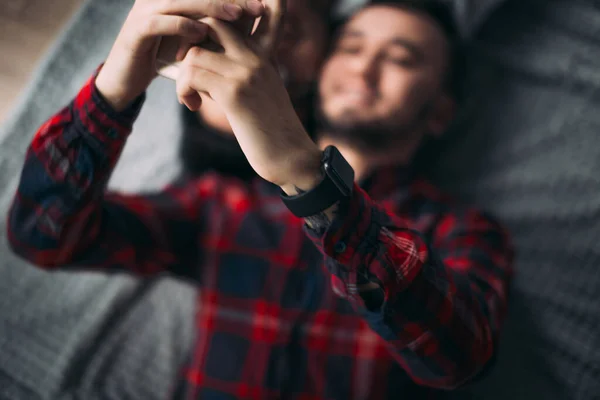 Feliz alegre caucásico gay pareja usando casual ropa hacer selfie en cama —  Fotos de Stock