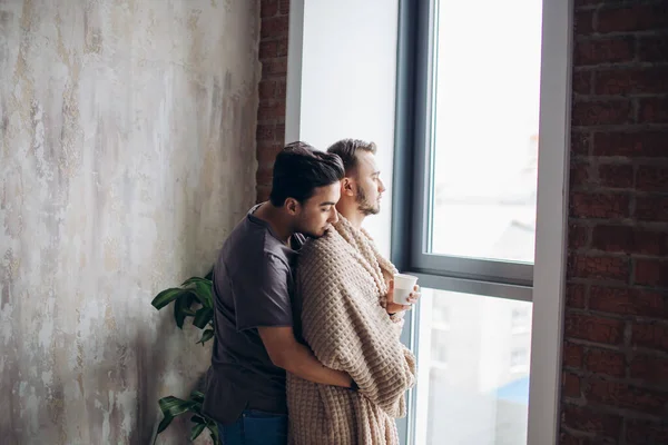 Twee knappe homoseksuele jongens terwijl staan in de buurt venster — Stockfoto