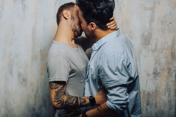 Cay couple enjoy togetherness indoors, kiss each other — Stock Photo, Image